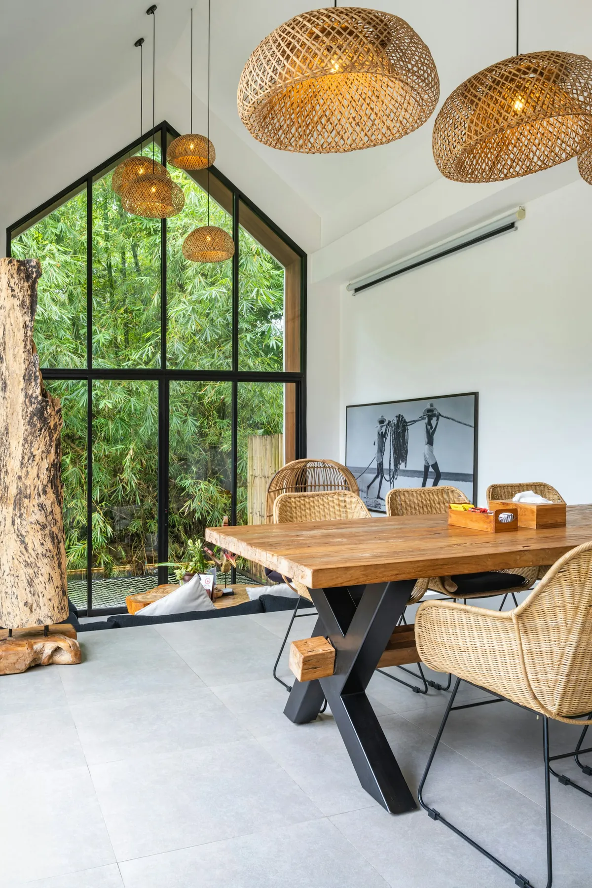 Massivholz-Esstisch mit Stühlen in hellem Wohnraum